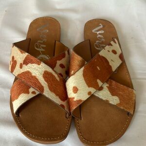 Very G Seaside sandal cow print size 6